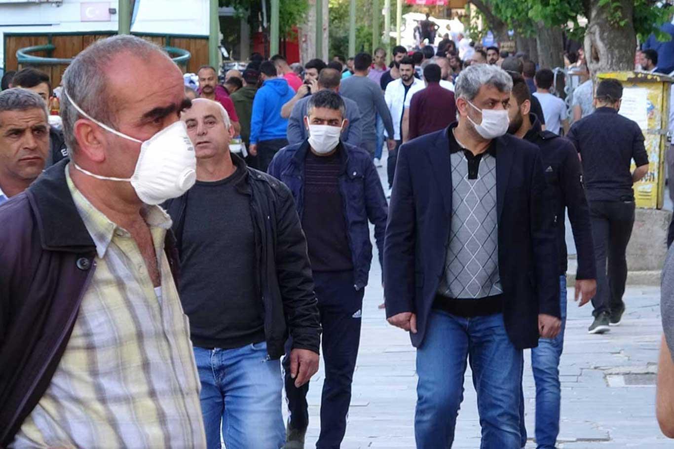 Siirt halkı, camilerde ibadet yapamamanın hüznünü yaşıyor Siirt halkı, camilerde ibadet yapamamanın hüznünü yaşıyor